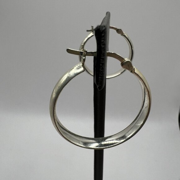 Pierced Hoop Earrings Shiny Silver Tone 1 inch‎ Saddleback Hinged Closure - Picture 2 of 7
